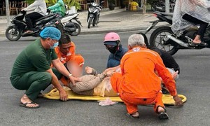 Nhân viên điện lực Huế hỗ trợ 2 du khách gặp tai nạn giao thông