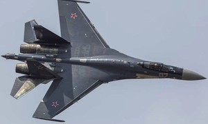 Khoảnh khắc tiêm kích Su-35 Nga truy đuổi UAV FP-1 Ukraine trên bầu trời Leningrad