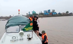 Bão số 1: Sản phụ vỡ ối được bộ đội biên phòng chở xuồng từ đảo vào đất liền cấp cứu