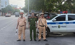 Nam thanh niên chảy máu mặt nằm bất tỉnh giữa đường, trong cốp xe có gần 400 triệu đồng