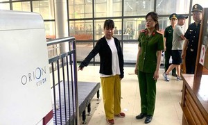 Người phụ nữ giấu tiền ở vị trí 'nhạy cảm' trên cơ thể khi qua cửa khẩu