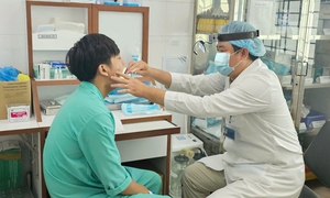 Ăn quá nóng, nam thanh niên bị tổn thương vùng họng