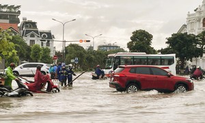 Mưa lớn làm ngập sâu nhiều tuyến phố Hải Phòng, người dân khó khăn di chuyển