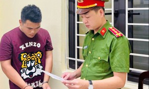 Nam thanh niên cầm 'phóng lợn' chống đối CSGT trong đêm