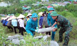 Hơn 1.000 người chung sức tái tạo dòng chữ 'BÁC HỒ SỐNG MÃI' trên núi Nhón
