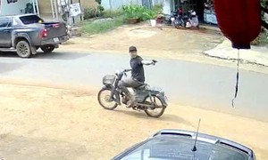 Bị đòi 500 nghìn sau khi nhờ chuyển khoản, thanh niên rút súng dọa bắn người