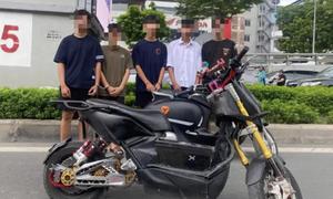 Triệu tập nhóm thanh thiếu niên 'bốc đầu xe' trên phố Trường Chinh, Hà Nội