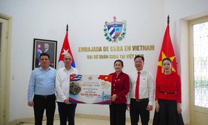 Trao tượng trưng khoản hỗ trợ 100 tỷ đồng của nhân dân Việt Nam dành tặng nhân dân Cuba