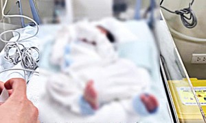 Bé trai 3 ngày tuổi sốt cao, mê man, kịp đến viện sau lời cầu cứu CSGT của bố mẹ