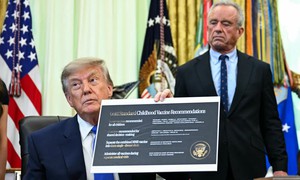 Tổng thống Trump ký sắc lệnh thay đổi lịch tiêm vaccine trẻ em, chuyên gia lên tiếng
