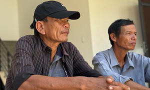 Người thân khắc khoải ngóng chờ tin hai cô gái bị sóng cuốn mất tích tại Mũi Nghê