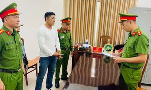 Tạm giữ hình sự tài xế đánh đồng nghiệp giữa đường