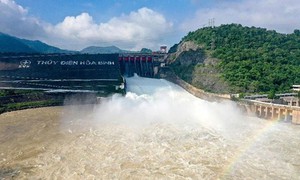 Đóng cửa xả lũ thủy điện Hòa Bình sáng nay