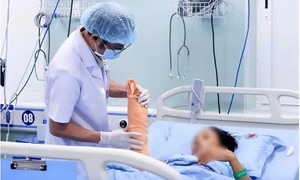 Máy dập ngói cuốn đứt gần lìa cẳng tay người phụ nữ