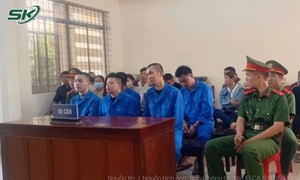 Vác vũ khí tấn công đối thủ kinh hoàng giữa phố vì cay cú chuyện bạn gái bị đe dọa