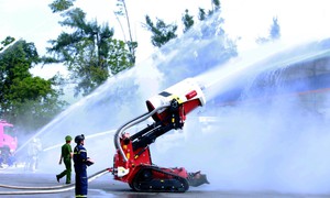 Diễn tập hiệp đồng chữa cháy, cứu nạn tại kho xăng dầu ở Nghệ An