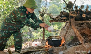 Giữa rừng sâu, người bác sĩ vừa chữa bệnh vừa lo từng bữa cơm cho đội tìm kiếm hài cốt liệt sĩ