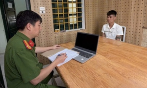 Tự xưng nhân viên môi giới để lừa nạn nhân xin việc