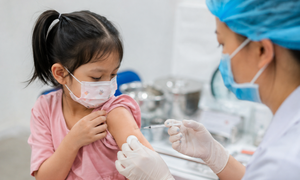 Những nhóm nguy cơ cao nào cần được ưu tiên tiêm vaccine?
