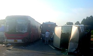 3 ô tô va chạm liên hoàn trên cao tốc Nội Bài - Lào Cai