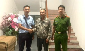 Bất ngờ nhận hơn 200 triệu từ người lạ, con trai nhờ bố đẻ báo công an