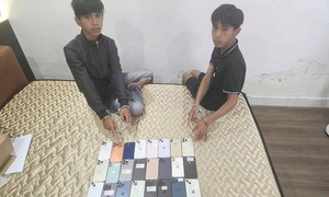Hai anh em ruột 'cuỗm' 27 chiếc iPhone, chạy từ Đà Nẵng ra Huế vẫn không thoát