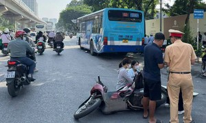 Hà Nội: Xe máy va chạm với xe buýt trên đường Nguyễn Trãi khiến 1 người tử vong