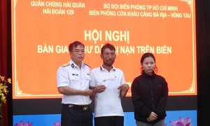 Hải đoàn 129 Hải quân bàn giao ngư dân gặp nạn cho gia đình