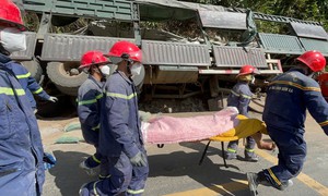 Nghẹt thở khoảnh khắc giải cứu nạn nhân kẹt sâu dưới trục bánh xe đầu kéo