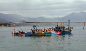 Chìm tàu cá tại cửa biển Tư Hiền 