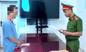 Đến nhà người quen chơi, gã đàn ông dâm ô bé gái 7 tuổi
