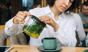 4 loại thực phẩm không nên dùng chung với trà xanh