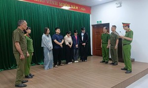 Đóng giả bác sĩ, dọa có bệnh để 'dụ' chị em đi chăm sóc 'vùng kín'