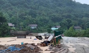 Mưa lớn gây thiệt hại nặng cho miền Trung, xuất hiện hàng trăm điểm nguy cơ lũ quét