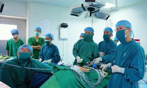 Ca phẫu thuật xử lý cùng lúc ung thư trực tràng và bệnh lý tử cung