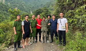 Bắt đối tượng bị truy nã tội giết người trốn trong rừng sâu