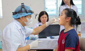 Khám sức khỏe cho khoảng 6000 học sinh ở phường Nghĩa Đô