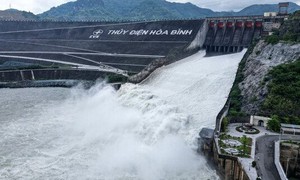 Đóng cửa xả lũ thủy điện Hòa Bình ứng phó với bão số 4
