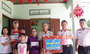 Nhiều học sinh là con của ngư dân được 'tiếp sức' trước thềm năm học mới