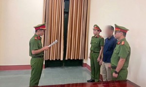 Khởi tố Phó giám đốc chỉ đạo đổ hơn 1.800.000 kg bã bê tông ra môi trường