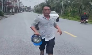 Người đàn ông chặn đường, cầm mũ bảo hiểm đánh tài xế ô tô