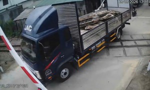 Vượt đường ngang khi cần chắn đang hạ, tài xế bị xử phạt 2 hành vi