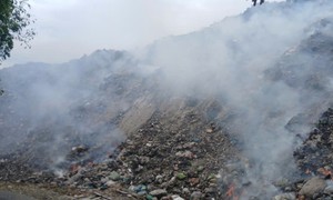 Bãi rác cao như núi ở Khánh Hòa bốc cháy, nghi ngút khói