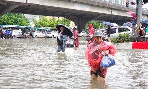 Hà Nội giảm điểm ngập sau mưa lớn, chuyên gia cảnh báo chưa thể chủ quan