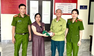 Nhặt được 400 triệu đồng trên đường, cô gái vội trình báo công an
