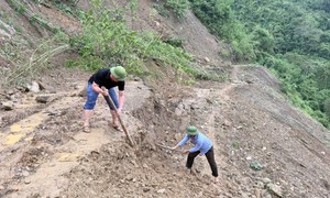 Đường độc đạo sạt lở, gần 740 người ở bản vùng cao Nghệ An bị cô lập