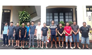 Sau bữa ăn, 13 lái xe công ty VINACOMAX rủ nhau xóc đĩa ăn tiền