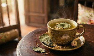 Những ai nên thận trọng khi uống trà lá sen thường xuyên?