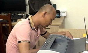 Phẫn nộ gã đàn ông đi xe máy dâm ô 2 bé gái