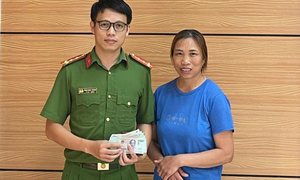 Nhặt được ví có vàng, người phụ nữ lập tức báo công an
